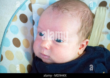 Tourné directement au-dessus du nouveau-né baby boy lying on bed Banque D'Images