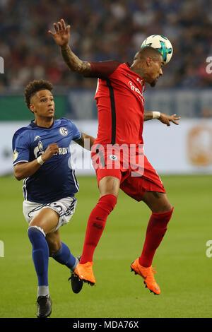 Gelsenkirchen. 18 avr, 2018. Kevin-Prince Boateng (R) de l'Eintracht Francfort et Thilo Kehrer de Schalke 04 en lice pour le ballon au cours de la DFB Pokal allemand correspondance entre Schalke 04 et de l'Eintracht Francfort à la Veltins Arena de Gelsenkirchen, Allemagne le 18 avril 2018. Credit : Joachim Bywaletz/Xinhua/Alamy Live News Banque D'Images