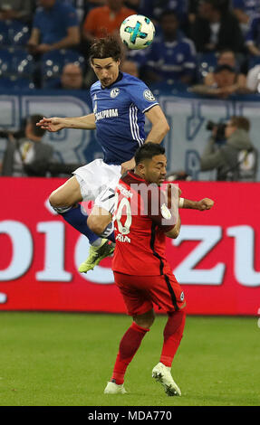 Gelsenkirchen. 18 avr, 2018. Marco Fabian (R) de l'Eintracht Francfort et Benjamin Stambouli de Schalke 04 en lice pour le ballon au cours de la DFB Pokal allemand correspondance entre Schalke 04 et de l'Eintracht Francfort à la Veltins Arena de Gelsenkirchen, Allemagne le 18 avril 2018. Credit : Joachim Bywaletz/Xinhua/Alamy Live News Banque D'Images