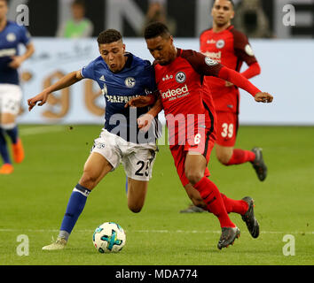 Gelsenkirchen. 18 avr, 2018. Jonathan de Guzman (R) de l'Eintracht Francfort et Amine Harit de Schalke 04 en lice pour le ballon au cours de la DFB Pokal allemand correspondance entre Schalke 04 et de l'Eintracht Francfort à la Veltins Arena de Gelsenkirchen, Allemagne le 18 avril 2018. Credit : Joachim Bywaletz/Xinhua/Alamy Live News Banque D'Images