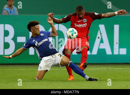 Gelsenkirchen. 18 avr, 2018. Kevin-Prince Boateng (R) de l'Eintracht Francfort et Thilo Kehrer de Schalke 04 en lice pour le ballon au cours de la DFB Pokal allemand correspondance entre Schalke 04 et de l'Eintracht Francfort à la Veltins Arena de Gelsenkirchen, Allemagne le 18 avril 2018. Credit : Joachim Bywaletz/Xinhua/Alamy Live News Banque D'Images