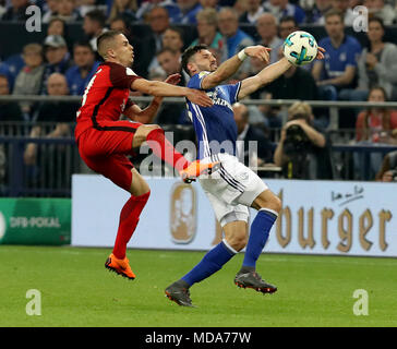 Gelsenkirchen. 18 avr, 2018. Mijat Gacinovic (L) de l'Eintracht Francfort et Daniel Caligiuri de Schalke 04 en lice pour le ballon au cours de la DFB Pokal allemand correspondance entre Schalke 04 et de l'Eintracht Francfort à la Veltins Arena de Gelsenkirchen, Allemagne le 18 avril 2018. Credit : Joachim Bywaletz/Xinhua/Alamy Live News Banque D'Images