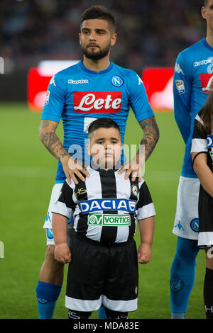 Naples, Campanie, Italie. 18 avr, 2018. Lorenzo Insigne du SSC Napoli vu avant la série d'un match de football entre SSC Napoli et l'Udinese Calcio au stade San Paolo. Vicinanza/crédit : Ernesto SOPA Images/ZUMA/Alamy Fil Live News Banque D'Images