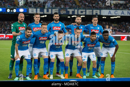 Naples, Campanie, Italie. 18 avr, 2018. Line-up de l'équipe au cours de la série d'un match de football entre SSC Napoli et l'Udinese Calcio au stade San Paolo. Vicinanza/crédit : Ernesto SOPA Images/ZUMA/Alamy Fil Live News Banque D'Images