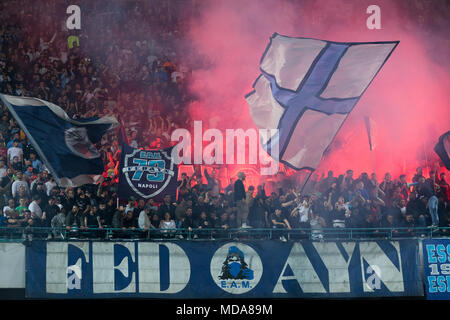 Naples, Campanie, Italie. 18 avr, 2018. Les partisans du SSC Napoli célèbre au cours de la série d'un match de football entre SSC Napoli et l'Udinese Calcio au stade San Paolo. Vicinanza/crédit : Ernesto SOPA Images/ZUMA/Alamy Fil Live News Banque D'Images