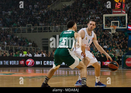 Athènes, Grèce. Apr 17, 2018. Fabien Réflexion Causeur, du Real Madrid est en concurrence avec Mike James, de l'air Panathinaikos Athènes au cours de la Turkish Airlines Euroleague Play Offs Jeu 1 Panathinaikos Athènes Superfoods entre v Real Madrid à l'OAKA arena.Score final : Crédit Ioannis Alexopoulos/SOPA Images/ZUMA/Alamy Fil Live News Banque D'Images