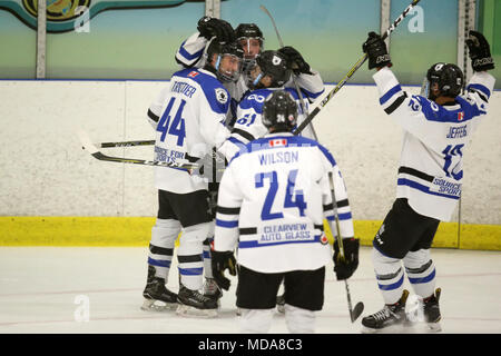 London, Ontario, Canada. 18 avr, 2018. Les ressortissants de Londres de gagner 6 minutes en prolongation sur un but par Cohen Kiteley(6), la série remonte maintenant à Listowel sur jeu 6 comme les cyclones laisse le meilleur de la série 7 3-2. Luc Durda/Alamy live news Banque D'Images