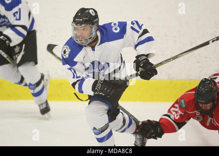 London, Ontario, Canada. 18 avr, 2018. Les ressortissants de Londres de gagner 6 minutes en prolongation sur un but par Cohen Kiteley(6), la série remonte maintenant à Listowel sur jeu 6 comme les cyclones laisse le meilleur de la série 7 3-2. Luc Durda/Alamy live news Banque D'Images