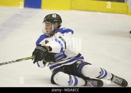 London, Ontario, Canada. 18 avr, 2018. Les ressortissants de Londres de gagner 6 minutes en prolongation sur un but par Cohen Kiteley(6), la série remonte maintenant à Listowel sur jeu 6 comme les cyclones laisse le meilleur de la série 7 3-2. Luc Durda/Alamy live news Banque D'Images