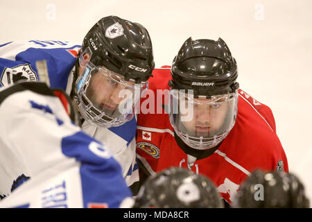 London, Ontario, Canada. 18 avr, 2018. Les ressortissants de Londres de gagner 6 minutes en prolongation sur un but par Cohen Kiteley(6), la série remonte maintenant à Listowel sur jeu 6 comme les cyclones laisse le meilleur de la série 7 3-2. Luc Durda/Alamy live news Banque D'Images