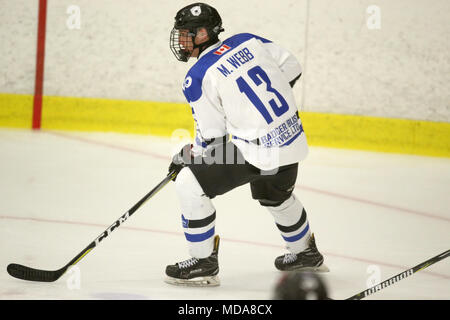 London, Ontario, Canada. 18 avr, 2018. Les ressortissants de Londres de gagner 6 minutes en prolongation sur un but par Cohen Kiteley(6), la série remonte maintenant à Listowel sur jeu 6 comme les cyclones laisse le meilleur de la série 7 3-2. Luc Durda/Alamy live news Banque D'Images