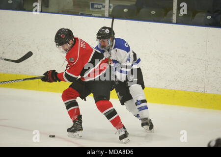 London, Ontario, Canada. 18 avr, 2018. Les ressortissants de Londres de gagner 6 minutes en prolongation sur un but par Cohen Kiteley(6), la série remonte maintenant à Listowel sur jeu 6 comme les cyclones laisse le meilleur de la série 7 3-2. Luc Durda/Alamy live news Banque D'Images