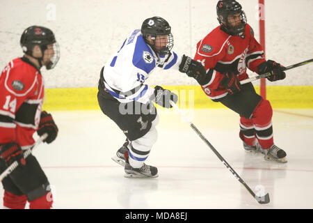 London, Ontario, Canada. 18 avr, 2018. Les ressortissants de Londres de gagner 6 minutes en prolongation sur un but par Cohen Kiteley(6), la série remonte maintenant à Listowel sur jeu 6 comme les cyclones laisse le meilleur de la série 7 3-2. Luc Durda/Alamy live news Banque D'Images