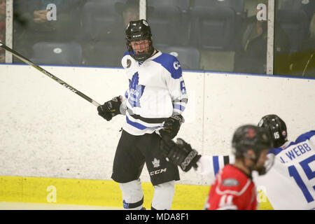 London, Ontario, Canada. 18 avr, 2018. Les ressortissants de Londres de gagner 6 minutes en prolongation sur un but par Cohen Kiteley(6), la série remonte maintenant à Listowel sur jeu 6 comme les cyclones laisse le meilleur de la série 7 3-2. Luc Durda/Alamy live news Banque D'Images