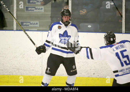 London, Ontario, Canada. 18 avr, 2018. Les ressortissants de Londres de gagner 6 minutes en prolongation sur un but par Cohen Kiteley(6), la série remonte maintenant à Listowel sur jeu 6 comme les cyclones laisse le meilleur de la série 7 3-2. Luc Durda/Alamy live news Banque D'Images