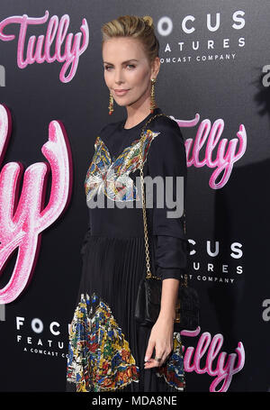 Los Angeles, Californie, USA. 18 avr, 2018. Charlize Theron se présente pour la première du film 'Tully' au Regal LA Live Theatre. Credit : Lisa O'Connor/ZUMA/Alamy Fil Live News Banque D'Images