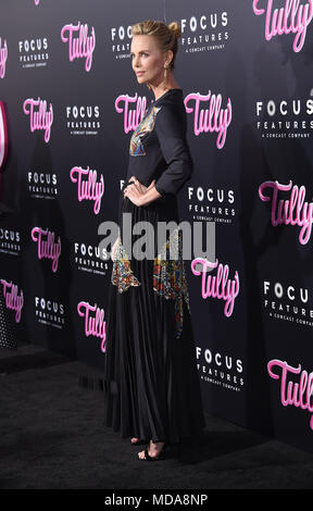 Los Angeles, Californie, USA. 18 avr, 2018. Charlize Theron se présente pour la première du film 'Tully' au Regal LA Live Theatre. Credit : Lisa O'Connor/ZUMA/Alamy Fil Live News Banque D'Images
