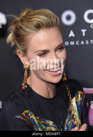 Los Angeles, Californie, USA. 18 avr, 2018. Charlize Theron se présente pour la première du film 'Tully' au Regal LA Live Theatre. Credit : Lisa O'Connor/ZUMA/Alamy Fil Live News Banque D'Images