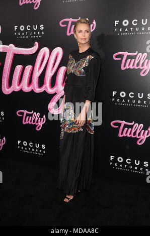 Los Angeles, CA, USA. 18 avr, 2018. Charlize Theron, au Los Angeles Premiere de Tully au Regal Cinemas LA Live à Los Angeles, Californie le 18 avril 2018. Credit : MediaPunch Inc/Alamy Live News Banque D'Images