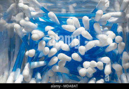 Close up d'oreillettes tige en plastique dans un bocal de verre dans une salle de bains intérieure Banque D'Images