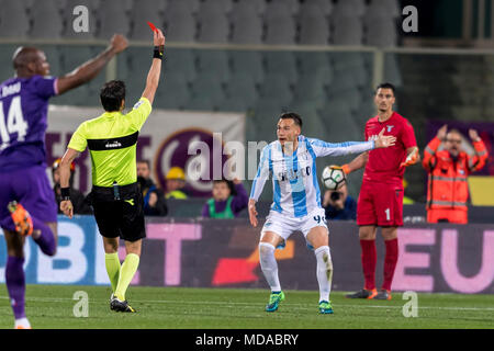 Antonio Damato arbitre et le carton rouge pour Alessandro Murgia du Latium au cours de l'Italien 'Serie' une correspondance entre Fiorentina 3-4 Lazio au stade Artemio Franchi le 18 avril 2018 à Firenze, Italie. (Photo de Maurizio Borsari/AFLO) Banque D'Images