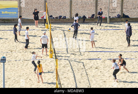 Brighton, UK. Apr 19, 2018. Il est occupé à l'Yellowave beach-volley sur la plage de Brighton ce matin que les joueurs font le plus d'un autre jour ensoleillé chaud . Le beau temps chaud est appelée à se poursuivre tout au long de la Grande-Bretagne avec les températures devraient atteindre dans les années 20 élevée dans certaines parties du sud-est Crédit : Simon Dack/Alamy Live News Banque D'Images