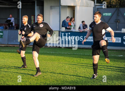 Viridor Stadium, Taunton, Angleterre. 18 avril, 2018.Les officiels de match, Adam Bromley (C) Arbitre, Scott Robertson et Carl Peters quelques routines d'échauffement d'avant match dans le paramètre soleil du printemps à venir de la correspondance entre WSL Yeovil Town FC Mesdames et Mesdames Birmingham City FC au stade Viridor. © David Partridge / Alamy Live News Banque D'Images