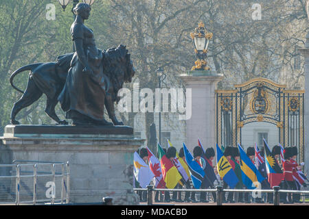 Buckingham Palace, London, UK. Apr 19, 2018. Passant le Monument Victoria - Une garde d'honneur, composé de 104 officiers et soldats de la Coldstream Guards, accompagné de 55 Drapeaux du numéro 7, l'entreprise Coldstream Guards et la bande et corps de tambours de la Coldstream Guards à Buckingham Palace. Sa Majesté La Reine se félicite de la réunion des chefs de gouvernement du Commonwealth au palais de Buckingham pour l'ouverture officielle du sommet. Crédit : Guy Bell/Alamy Live News Banque D'Images