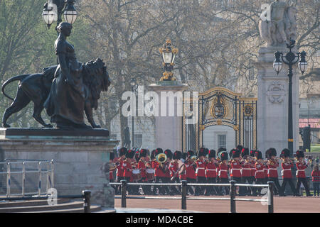 Buckingham Palace, London, UK. Apr 19, 2018. Passant le Monument Victoria - Une garde d'honneur, composé de 104 officiers et soldats de la Coldstream Guards, accompagné de 55 Drapeaux du numéro 7, l'entreprise Coldstream Guards et la bande et corps de tambours de la Coldstream Guards à Buckingham Palace. Sa Majesté La Reine se félicite de la réunion des chefs de gouvernement du Commonwealth au palais de Buckingham pour l'ouverture officielle du sommet. Crédit : Guy Bell/Alamy Live News Banque D'Images