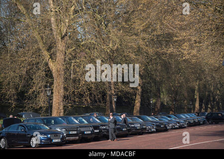 Buckingham Palace, London, UK. Apr 19, 2018. Parc des voitures des dirigeants jusqu'à constitution hill alors qu'ils répondent à la Reine - Une garde d'honneur, composé de 104 officiers et soldats de la Coldstream Guards, accompagné de 55 Drapeaux du numéro 7, l'entreprise Coldstream Guards et la bande et corps de tambours de la Coldstream Guards à Buckingham Palace. Sa Majesté La Reine se félicite de la réunion des chefs de gouvernement du Commonwealth au palais de Buckingham pour l'ouverture officielle du sommet. Crédit : Guy Bell/Alamy Live News Banque D'Images