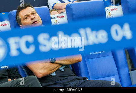 Gelsenkirchen, Allemagne. 18 avr, 2018. Schalke 04 - Frankfurt Soccer Cup, Gelsenkirchen, le 18 avril 2018 Christian Heidel, Directeur Sports FC Schalke 04, gesticule et donner des instructions, action, seule image, le geste, le geste, un mouvement de la main, en soulignant, d'interpréter, de la mimique, le FC SCHALKE 04 - Eintracht Francfort 0-1 1.DFB Pokal, Division de la Ligue allemande de football, soccer Cup allemande, demi-finale, Gelsenkirchen, le 18 avril 2018, la saison 2017-2018 © Peter Schatz / Alamy Live News Banque D'Images