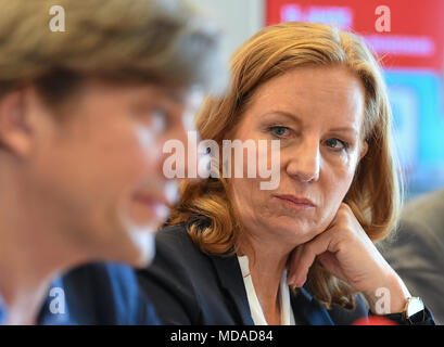 19 avril 2018, Allemagne, Berlin : Programme directeur Jan Schulte-Kellinghaus, et RBB Directrice Patricia Schlesinger s'exprimant lors d'une conférence de presse le 15 ans de RBB (Rundfunk Berlin-Brandenburg). Photo : Britta Pedersen/dpa Banque D'Images