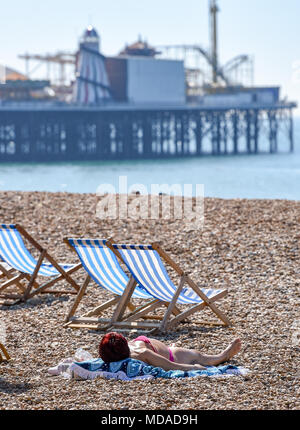 Brighton UK 19 avril 2018 - Les visiteurs profiter du soleil sur la plage de Brighton et le front de mer aujourd'hui . Le beau temps chaud est appelée à se poursuivre tout au long de la Grande-Bretagne avec les températures devraient atteindre dans les années 20 élevée dans certaines parties du sud-est Crédit : Simon Dack/Alamy Live News Banque D'Images