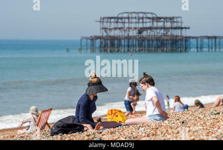 Brighton UK 19 avril 2018 - Les visiteurs profiter du soleil sur la plage de Brighton et le front de mer aujourd'hui . Le beau temps chaud est appelée à se poursuivre tout au long de la Grande-Bretagne avec les températures devraient atteindre dans les années 20 élevée dans certaines parties du sud-est Crédit : Simon Dack/Alamy Live News Banque D'Images