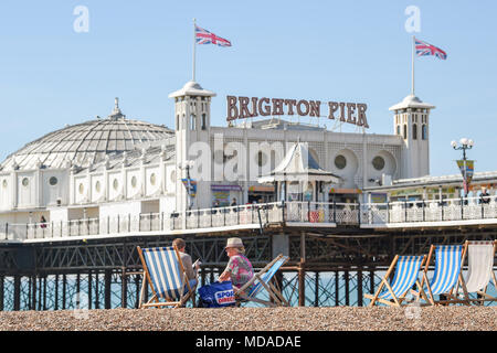 Brighton UK 19 avril 2018 - Les visiteurs profiter du soleil sur la plage de Brighton et le front de mer aujourd'hui . Le beau temps chaud est appelée à se poursuivre tout au long de la Grande-Bretagne avec les températures devraient atteindre dans les années 20 élevée dans certaines parties du sud-est Crédit : Simon Dack/Alamy Live News Banque D'Images