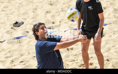 Brighton UK 19 avril 2018 - James d'argent, connu sous le nom de beach-volley joue Arg sur le front de mer de Brighton avec extras de la télé-réalité show 'le seul moyen est l'Essex' comme ils aiment le beau temps ensoleillé pendant le tournage . Le beau temps chaud est appelée à se poursuivre tout au long de la Grande-Bretagne avec les températures devraient atteindre dans les années 20 élevée dans certaines parties du sud-est Crédit : Simon Dack/Alamy Live News Crédit : Simon Dack/Alamy Live News Banque D'Images