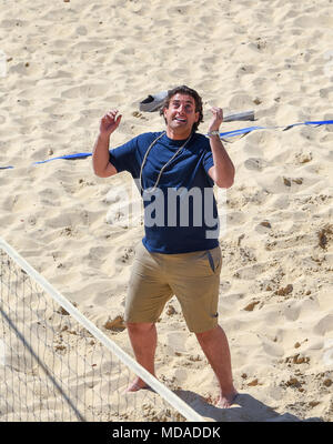 Brighton UK 19 avril 2018 - James d'argent, connu sous le nom de beach-volley joue Arg sur le front de mer de Brighton avec extras de la télé-réalité show 'le seul moyen est l'Essex' comme ils aiment le beau temps ensoleillé pendant le tournage . Le beau temps chaud est appelée à se poursuivre tout au long de la Grande-Bretagne avec les températures devraient atteindre dans les années 20 élevée dans certaines parties du sud-est Crédit : Simon Dack/Alamy Live News Crédit : Simon Dack/Alamy Live News Banque D'Images