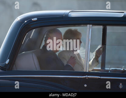 Buckingham Palace, London, UK. 19 avril 2018. Sa Majesté La Reine se félicite de la réunion des chefs de gouvernement du Commonwealth au palais de Buckingham pour l'ouverture officielle du sommet avec une grande garde d'honneur du Coldstream Guards & Band et corps de tambours tournant sur le Parvis du Palais de Buckingham avec Drapeaux affichant chacun des 53 drapeaux du Commonwealth. Le Prince de Galles et la duchesse de Cornouailles en arrivant. Credit : Malcolm Park/Alamy Live News. Banque D'Images