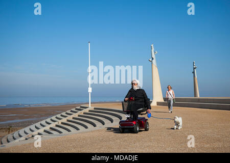 Utilisateur de fauteuil roulant à Cleveleys, Lancashire. Météo britannique. 19/04/2018. Pour commencer la journée ensoleillée sur la côte de Fylde. Banque D'Images