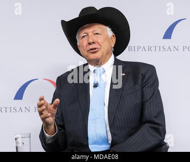 Washington, DC, USA. Apr 17, 2018. FOSTER FRIESS lors de la restauration de la démocratie de notre programme à la politique bipartite Center à Washington, DC Le 17 avril 2018 Crédit : Michael Brochstein/ZUMA/Alamy Fil Live News Banque D'Images