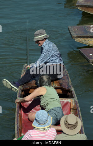 Cambridge, UK. 19 avril 2018. Avec le temps très chaud autres visiteurs de Cambridge profiter de temps sur et par le dos. Crédit : MARTIN DALTON/Alamy Live News Banque D'Images