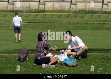 Cambridge, UK. 19 avril 2018. Avec le temps très chaud autres visiteurs de Cambridge profiter de temps sur et par le dos. Crédit : MARTIN DALTON/Alamy Live News Banque D'Images