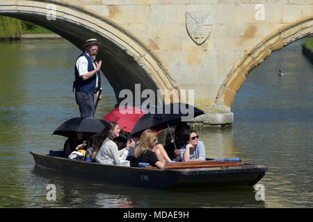 Cambridge, UK. 19 avril 2018. Avec le temps très chaud autres visiteurs de Cambridge profiter de temps sur et par le dos. Crédit : MARTIN DALTON/Alamy Live News Banque D'Images