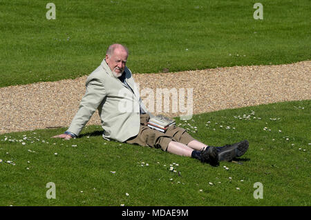 Cambridge, UK. 19 avril 2018. Avec le temps très chaud autres visiteurs de Cambridge profiter de temps sur et par le dos. Crédit : MARTIN DALTON/Alamy Live News Banque D'Images