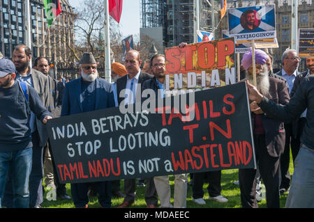 Londres, Royaume-Uni. 18 avril 2018. Les gens détiennent une affiche 'India trahit tamouls...' cachemiriens et indiens de nombreuses sections de la communauté, y compris les Tamouls, les Sikhs, Ravidass, les Dalits, les Musulmans et d'autres en place du Parlement pour protester contre le premier ministre Narendra Modi qui ils disent poursuit des politiques dictées par l'ultra-lutte pour la suprématie hindoue RSS. Crédit : Peter Marshall/Alamy Live News Banque D'Images