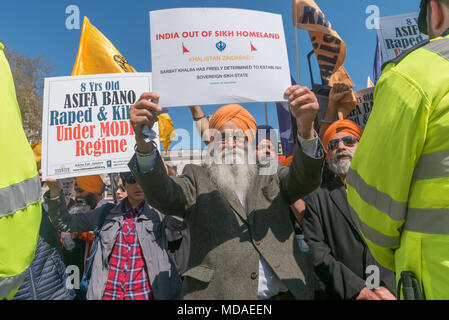 Londres, Royaume-Uni. 18 avril 2018. Les Sikhs peuvent contenir jusqu'affiches appelant à l'Inde de sortir de la patrie sikhe. Les Cachemiriens et indiens de nombreuses sections de la communauté, y compris les Tamouls, les Sikhs, Ravidass, les Dalits, les Musulmans et d'autres en place du Parlement pour protester contre le premier ministre Narendra Modi qui ils disent poursuit des politiques dictées par l'ultra-lutte pour la suprématie hindoue RSS. Ils veulent mettre un terme à son encouragement de violence collective contre d'autres communautés religieuses, notamment les musulmans et les chrétiens, pour sa protection des violeurs, à la promotion de l'hiérarchie des castes et la persécution des Dalits, C Banque D'Images