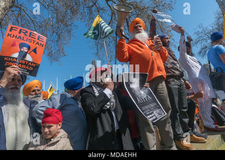 Londres, Royaume-Uni. 18 avril 2018. Les Sikhs appel pour le Khalistan et justice pour l'ASIFA, un 8 ans fille musulmane du Cachemire violée et tuée dans un temple hindou. Les Cachemiriens et indiens de nombreuses sections de la communauté, y compris les Tamouls, les Sikhs, Ravidass, les Dalits, les Musulmans et d'autres en place du Parlement pour protester contre le premier ministre Narendra Modi qui ils disent poursuit des politiques dictées par l'ultra-lutte pour la suprématie hindoue RSS. Ils veulent mettre un terme à son encouragement de violence collective contre d'autres communautés religieuses, notamment les musulmans et les chrétiens, pour sa protection des violeurs, à la promot Banque D'Images