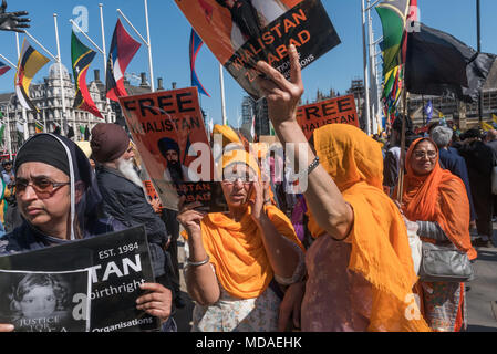 Londres, Royaume-Uni. 18 avril 2018. Les femmes sikhes appel d'un État indépendant appelé Khalistan. Les Cachemiriens et indiens de nombreuses sections de la communauté, y compris les Tamouls, les Sikhs, Ravidass, les Dalits, les Musulmans et d'autres en place du Parlement pour protester contre le premier ministre Narendra Modi qui ils disent poursuit des politiques dictées par l'ultra-lutte pour la suprématie hindoue RSS. Ils veulent mettre un terme à son encouragement de violence collective contre d'autres communautés religieuses, notamment les musulmans et les chrétiens, pour sa protection des violeurs, à la promotion de l'hiérarchie des castes et la persécution des Dalits, l'assassinat Banque D'Images