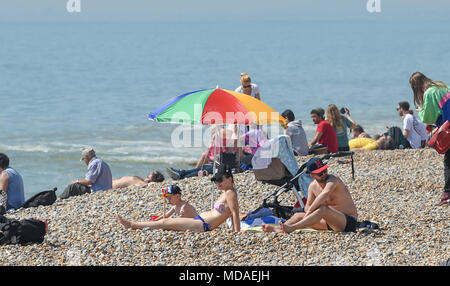 Brighton UK 19 avril 2018 - La plage de Brighton est emballé comme visiteurs profiter de la lumière du soleil chaude aujourd'hui . Le beau temps chaud est appelée à se poursuivre tout au long de la Grande-Bretagne avec les températures devraient atteindre dans les années 20 élevée dans certaines parties du sud-est Crédit : Simon Dack/Alamy Live News Banque D'Images