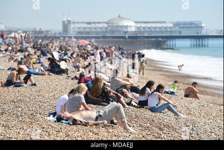 Brighton UK 19 avril 2018 - La plage de Brighton est emballé comme visiteurs profiter de la lumière du soleil chaude aujourd'hui . Le beau temps chaud est appelée à se poursuivre tout au long de la Grande-Bretagne avec les températures devraient atteindre dans les années 20 élevée dans certaines parties du sud-est Crédit : Simon Dack/Alamy Live News Banque D'Images